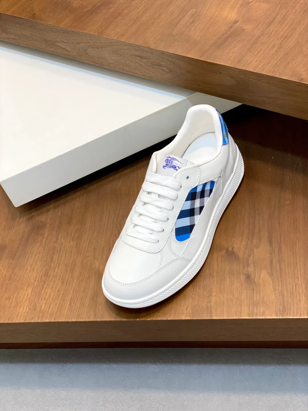 Men's men's shoes 💰420 [New style] 🏃‍♂️🏃‍♂️𝐁𝐔𝐑𝐁𝐄𝐑𝐑𝐘# Burberry's new war horse plaid casual sneakers, new terrace casual sneakers·Burberry (Burberry) classic elements super comfortable shoes··Knight blue anti-slip soles Finally I saw the latest diagonal plaid sneakers, the color is really nice and can be worn with any kind of sneakers. The sneakers are made of cotton blended fabric. Crafted in an Italian workshop, it features a worsted Burberry check pattern. Featuring a mesh lining and checkered laces, the rubber sole features the archive Burberry monogram. From Burberry's iconic collection, these wardrobe staples are interpreted with the brand's signature style. The round toe and tongue are embellished with the Equestrian Knight logo (EKD) label, leather insole, and the sole is embellished with the Burberry letter logo size: 38-45 (customized for 46)